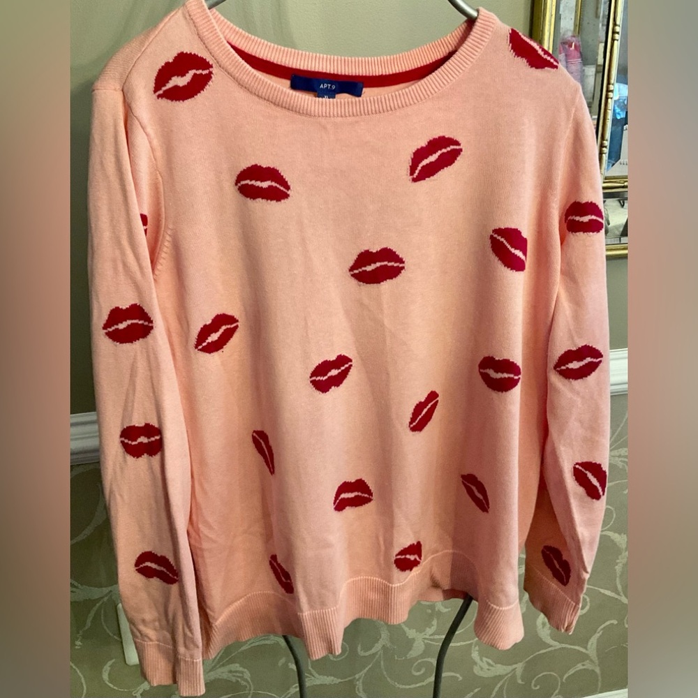 Lip sweater